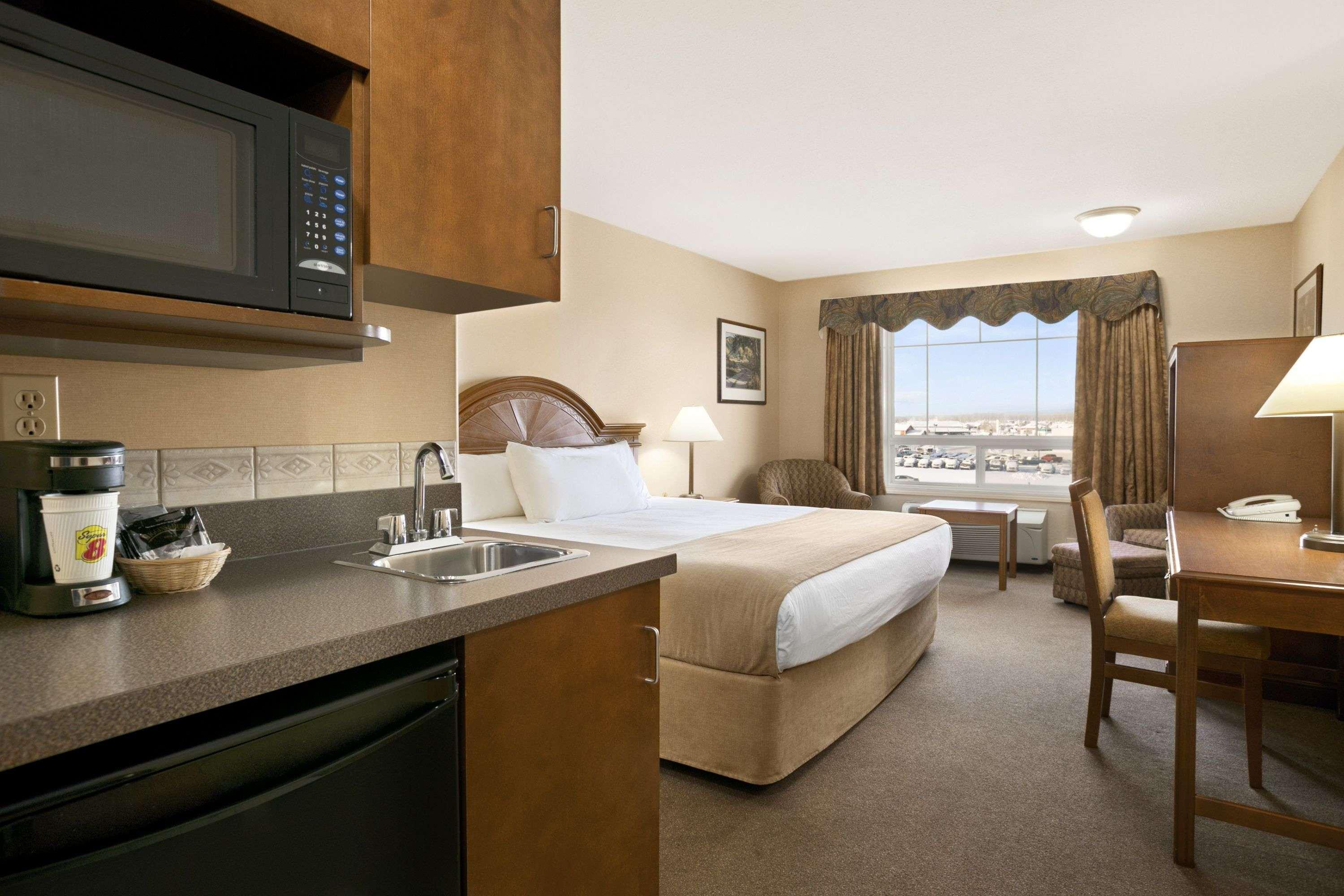 Super 8 By Wyndham High Level Ab Hotel Exterior foto